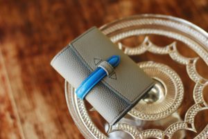 ダブルホック　『三つ折り財布』　斜めから正面